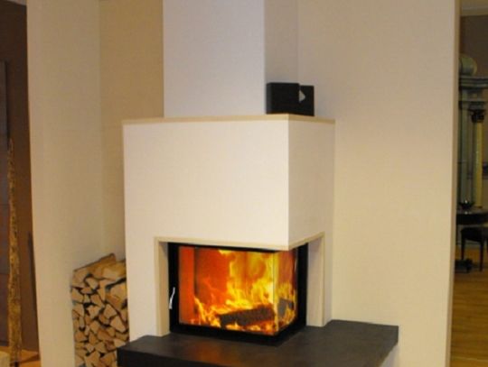 Kominek z czarną półką