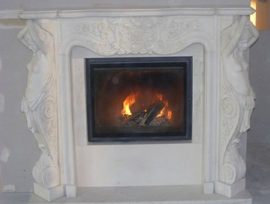 Biały portal kominowy