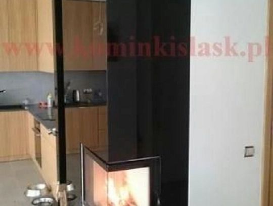 Kominek narożny w czarnej obudowie