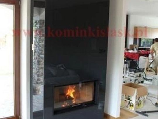 Kominek w czarnej obudowie