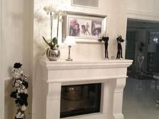 Biały kominek portalowy