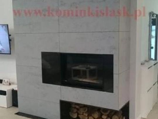 Kominek w szarej obudowie z półą na drewno