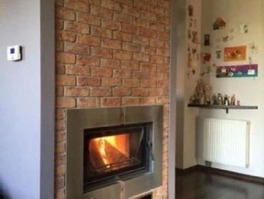 Kominek z ceglaną ścianą