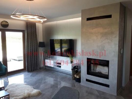 Kominek w szarej obudowie