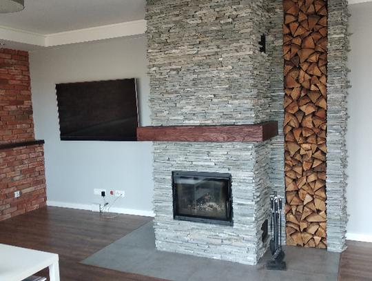 Kominek w kamiennej obudowie