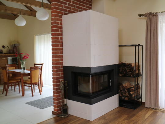 Kominek narożny z jasnej obudowie