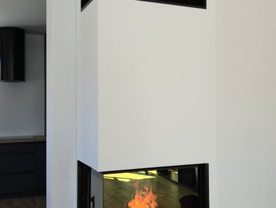 Kominek narożny w jasnej obudowie