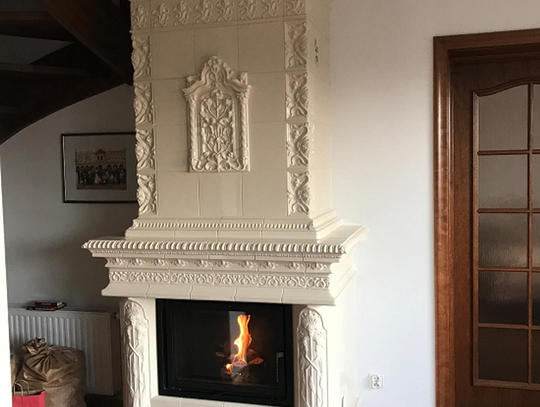 Jasny kominek kaflowy