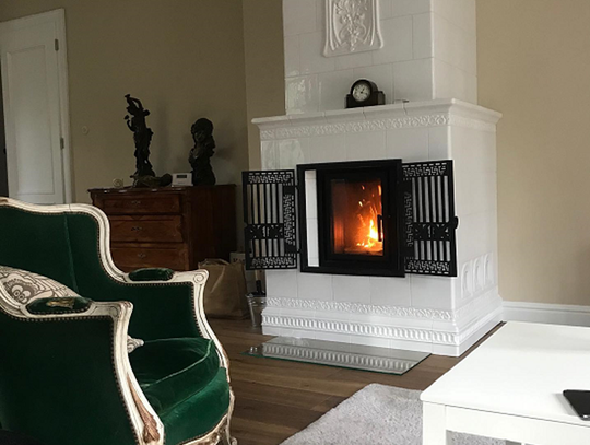 Biały kominek kaflowy