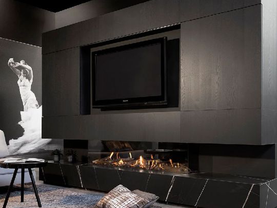 Kominek w ciemnej obudowie