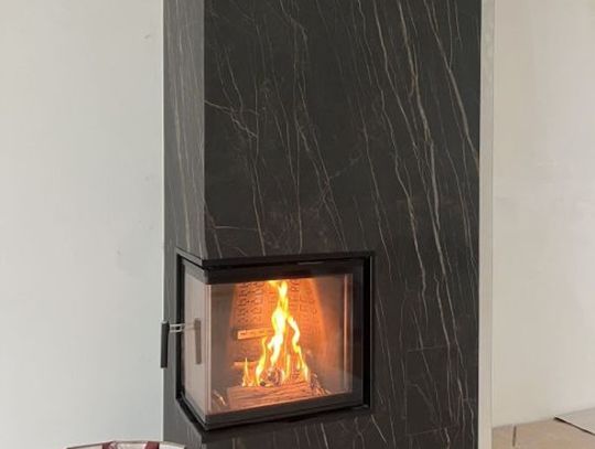 Kominek z boczną szybą