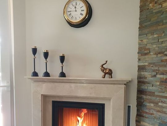 Kominek z beżowym portalem