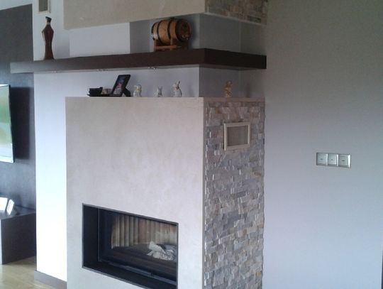 Kominek w jasnej obudowie