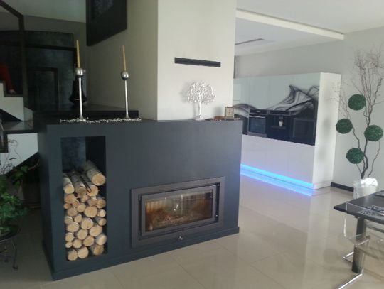 Kominek z wnęką na drewno