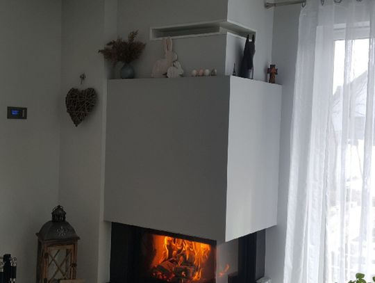 Kominek w szarej obudowie