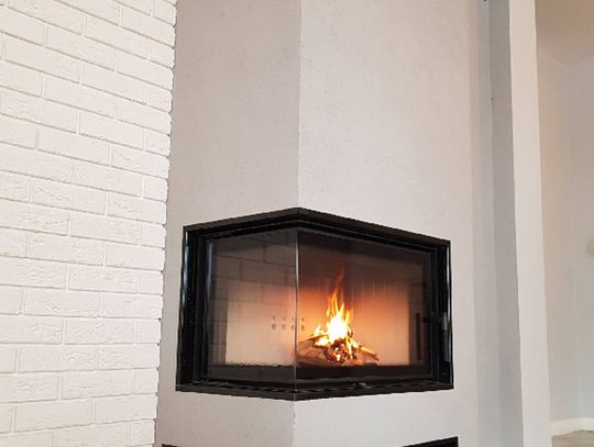 Kominek narożny w jasnej obudowie