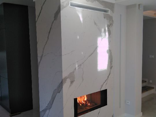 Kominek w obudowie kamiennej