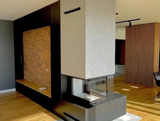 Nowoczesny kominek trzyszybowy