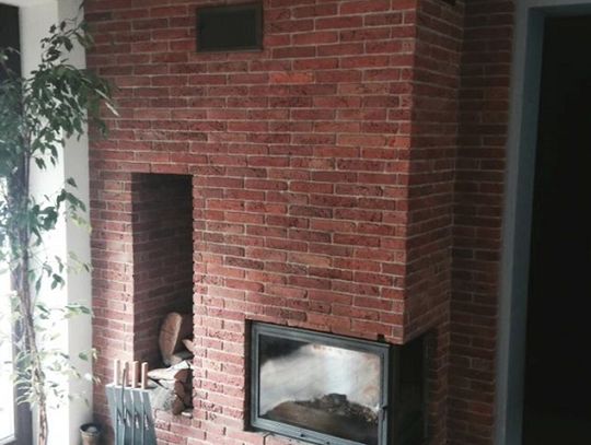 Kominek w ceglanej obudowie