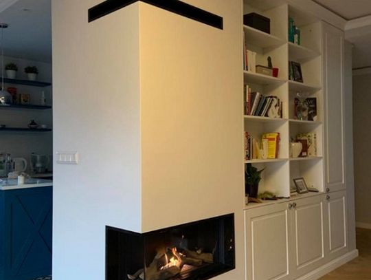 gazowy kominek z narożną szybą.