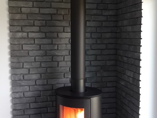 Piecyk wolnostojący na ceglanej ścianie
