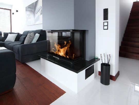 Kominek trójstronny w salonie