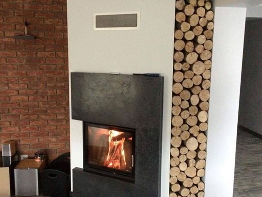 Kominek z dużą półka na drewno