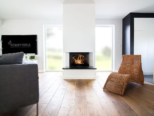 Kominek w jasnym salonie