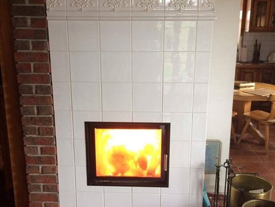 Kominek w jasnych kaflach