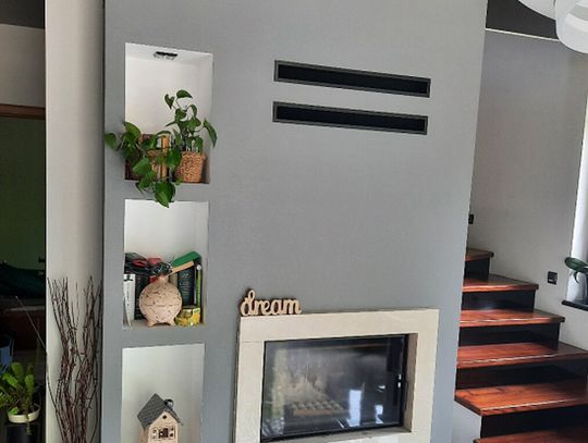 Nowoczesny kominek w salonie