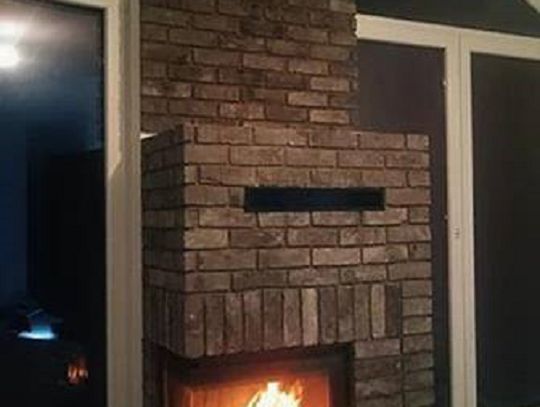 Kominek narożny w cegle