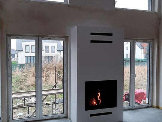 Kominek w salonie z płaską szybą