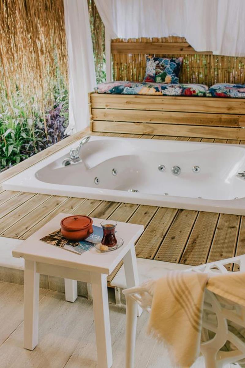 zabudowana w drewnie wanna spa pod zadaszeniem