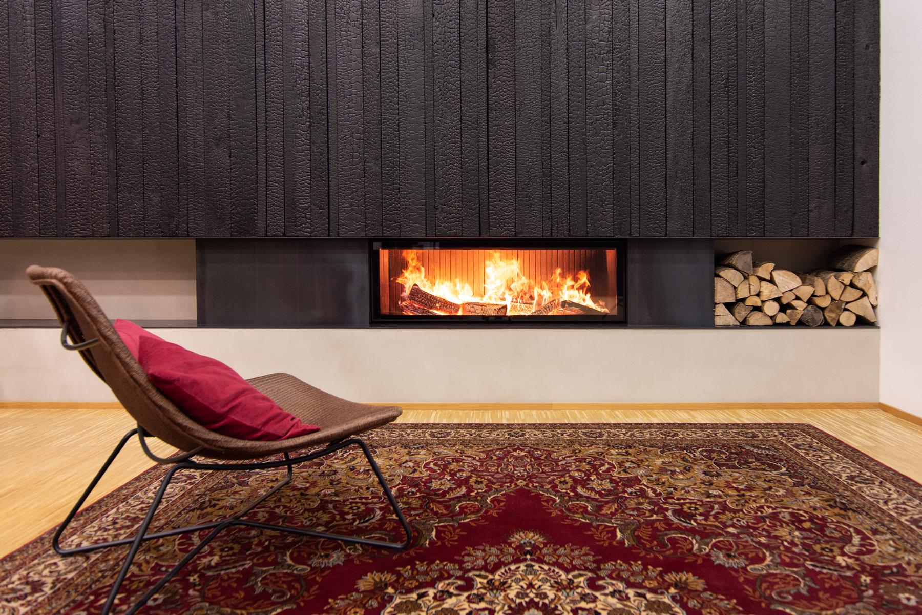 kominek w obudowie z drewna