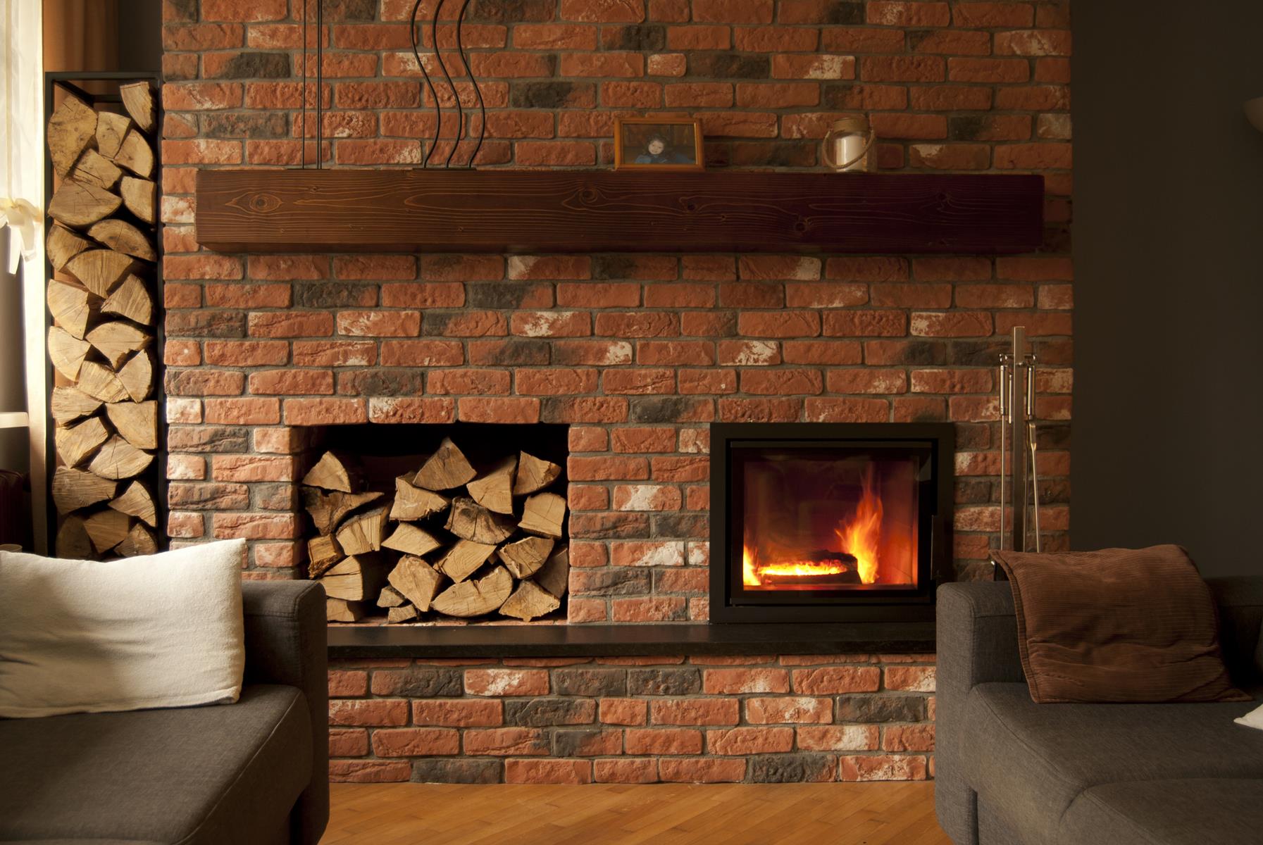 kominek w czerwonej cegle
