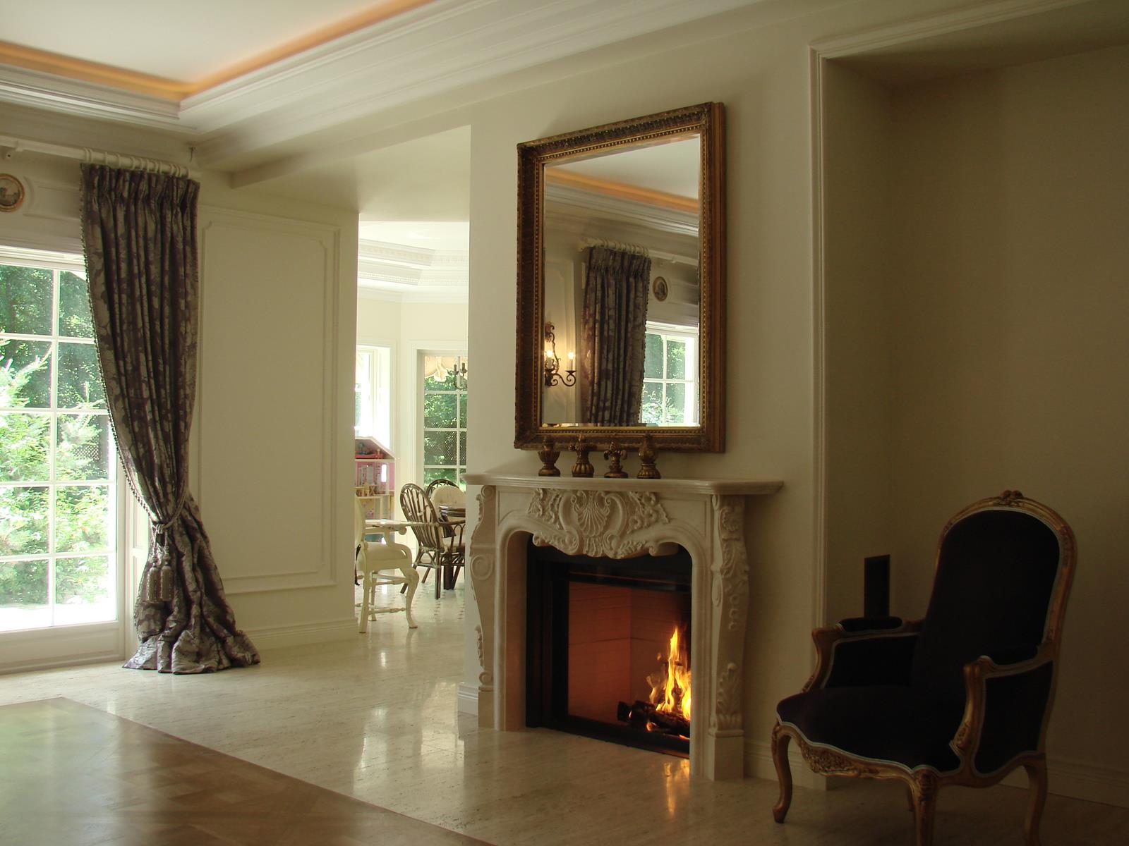 kominek portalowy w nowoczesnym wnętrzu