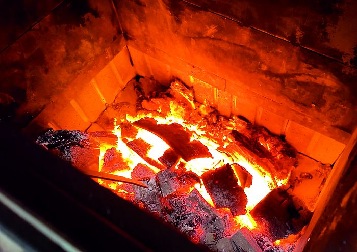 blaze-harmony-kociol-zgzowujacy-drewno-warstwa-zaru