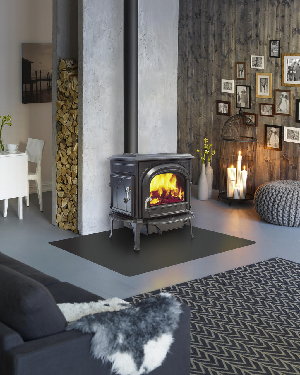 żeliwny piecyk wolnostojący w salonie