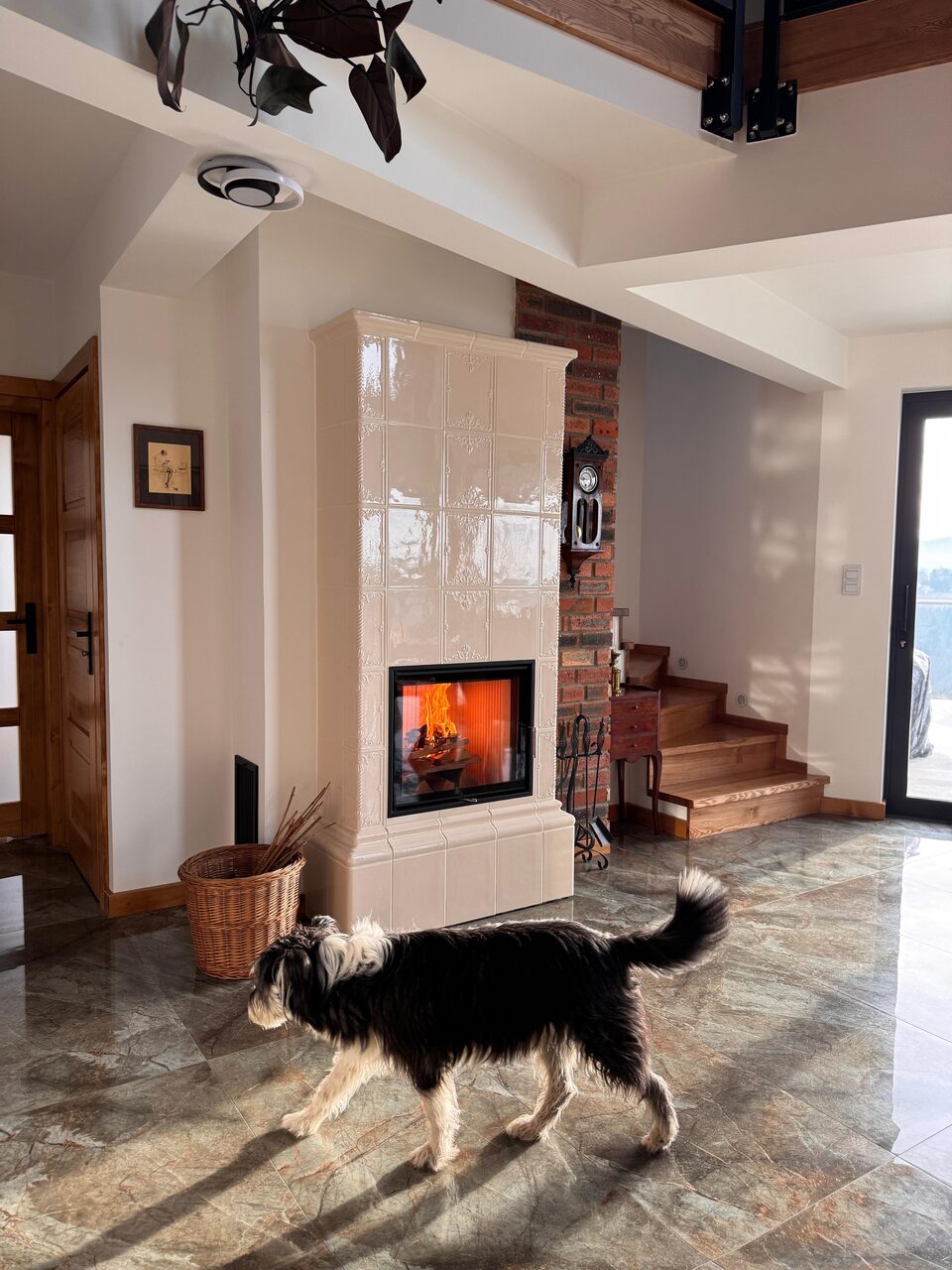 piec kaflowy w nowoczesnym wnętrzu