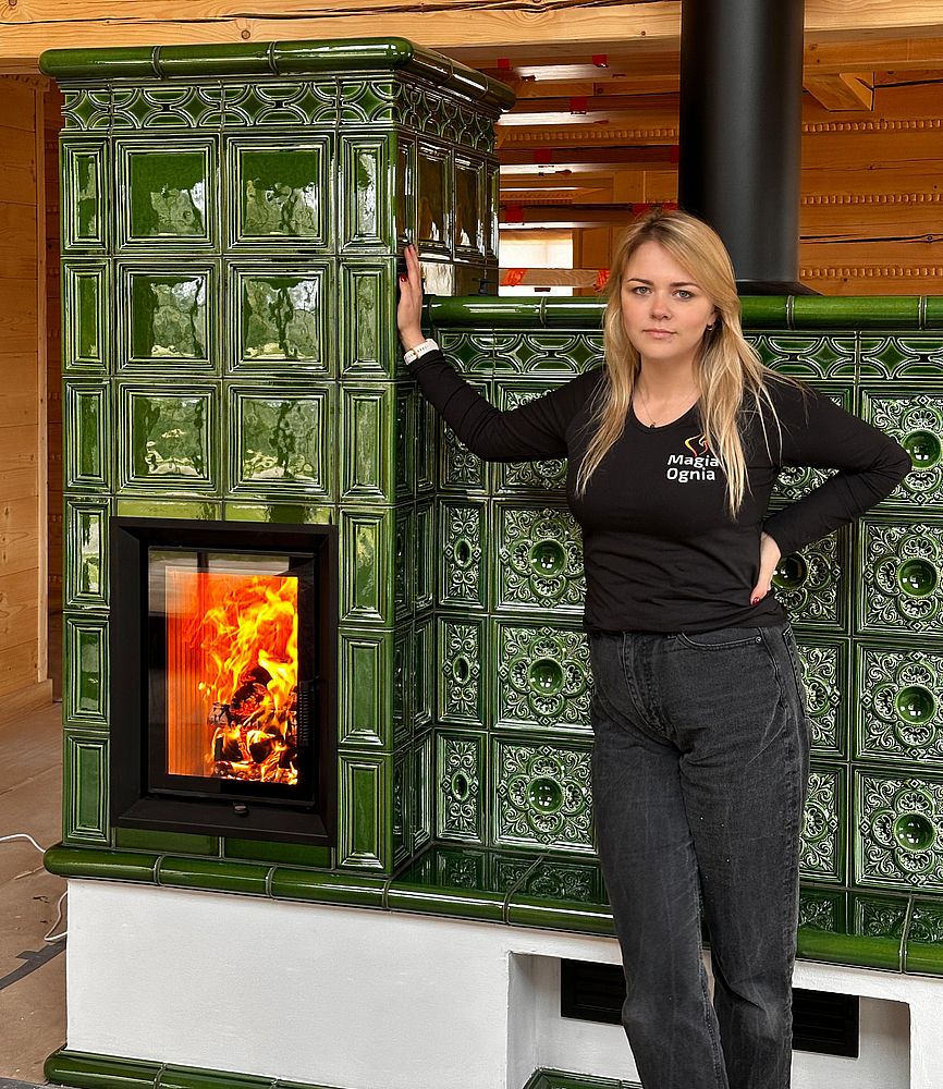 zielony piec kaflowy na białej podmuruwce-magia ognia-magdalena czajka