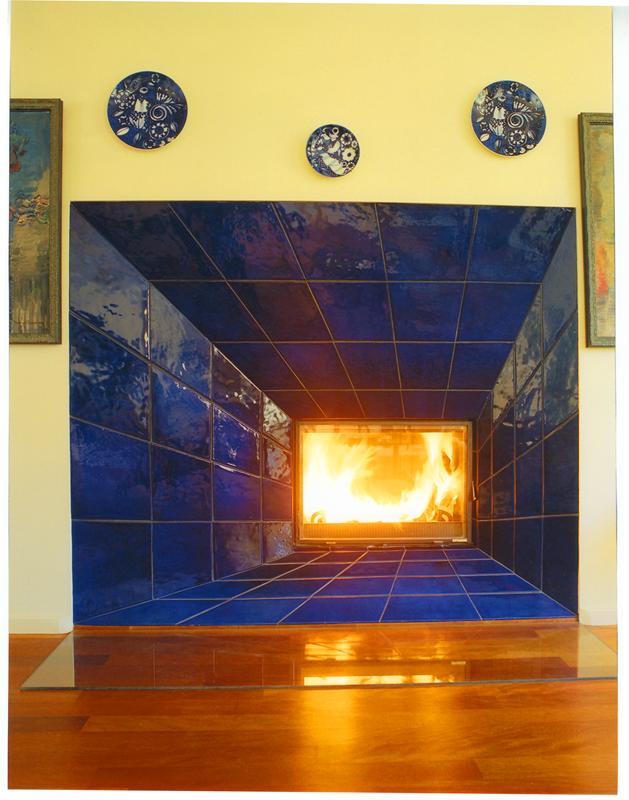 nietypowy kominek z chabrowych kafli