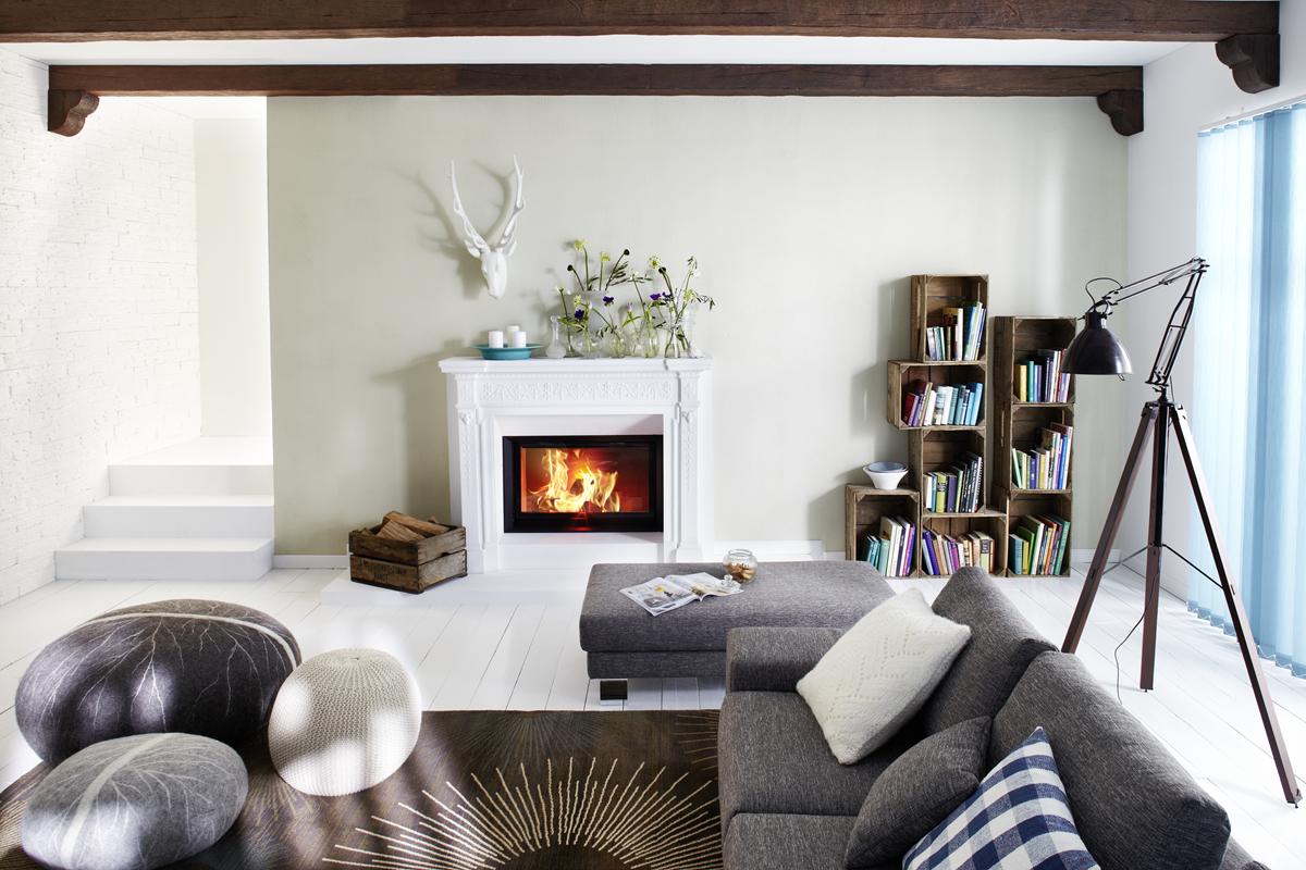 delikatny portal kominkowy z białego marmuru z wkładem kominkowym na drewno Brunner, aranżacja kominka we wnętrzu